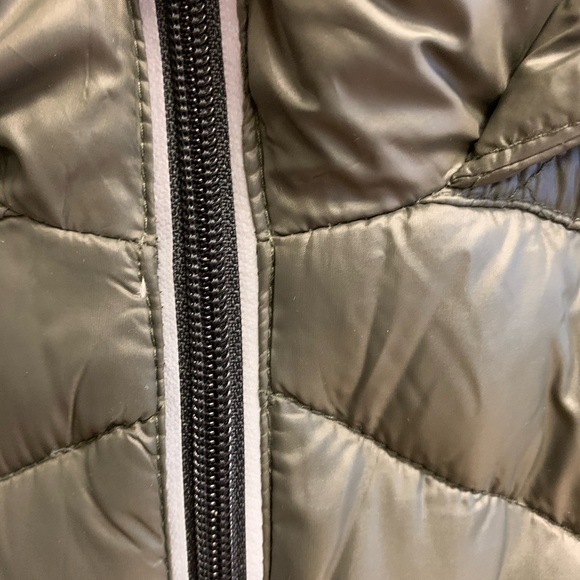 BCBG ultra light packable coat/jacket see pictures green and sz S - Picture 2 of 3